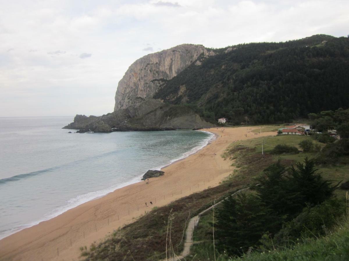 Апартаменты Ea Playa Montana45'Guggemhein A 200M Andando Playa Y Del Centro Pueblo Эа Экстерьер фото