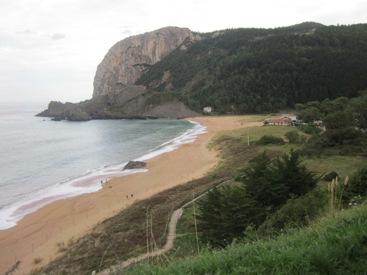 Апартаменты Ea Playa Montana45'Guggemhein A 200M Andando Playa Y Del Centro Pueblo Эа Экстерьер фото